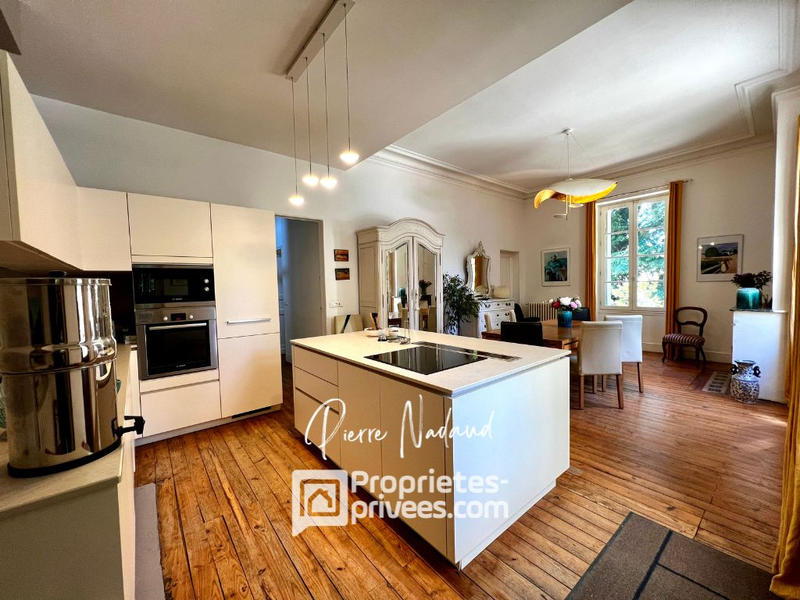 Maison - 230 m² - 9 pièces