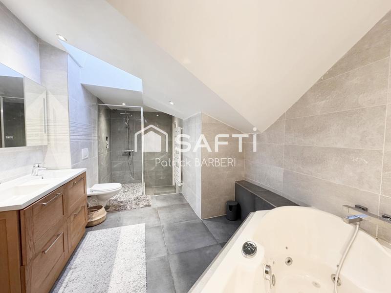 Maison - 225 m² - 8 pièces