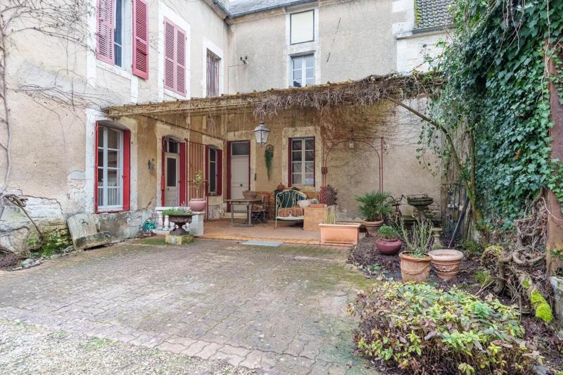 Maison - 240 m² - 10 pièces