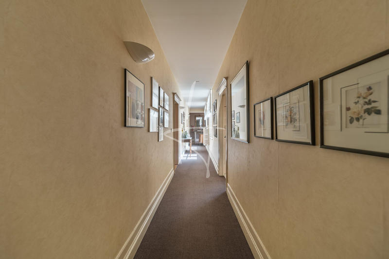 Appartement - 216 m² - 8 pièces