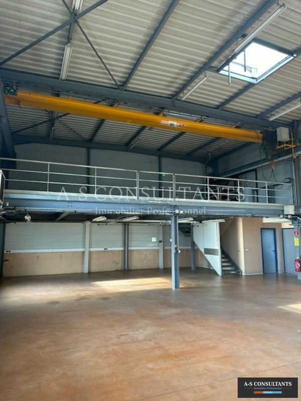 Local d'activité / Entrepôt - 670 m²