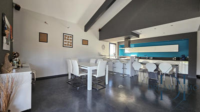 Maison - 235 m² - 6 pièces