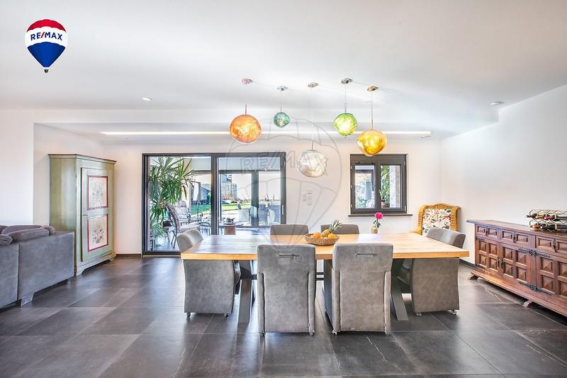 Propriété - 256 m² - 7 pièces