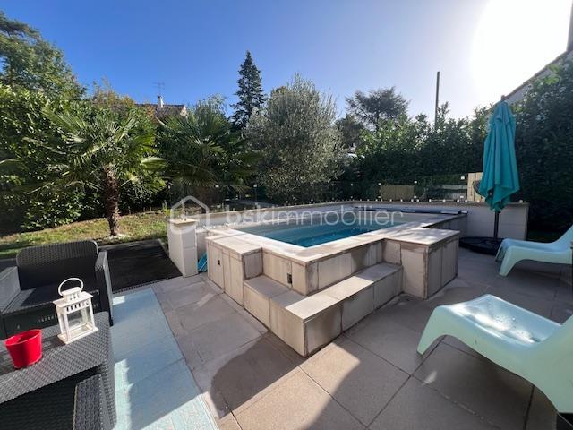 Maison - 200 m² - 8 pièces