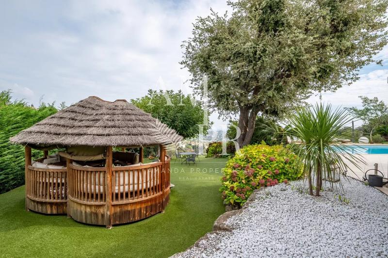 Villa - 265 m² - 6 pièces