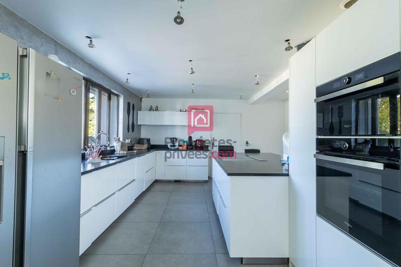 Maison - 240 m² - 9 pièces