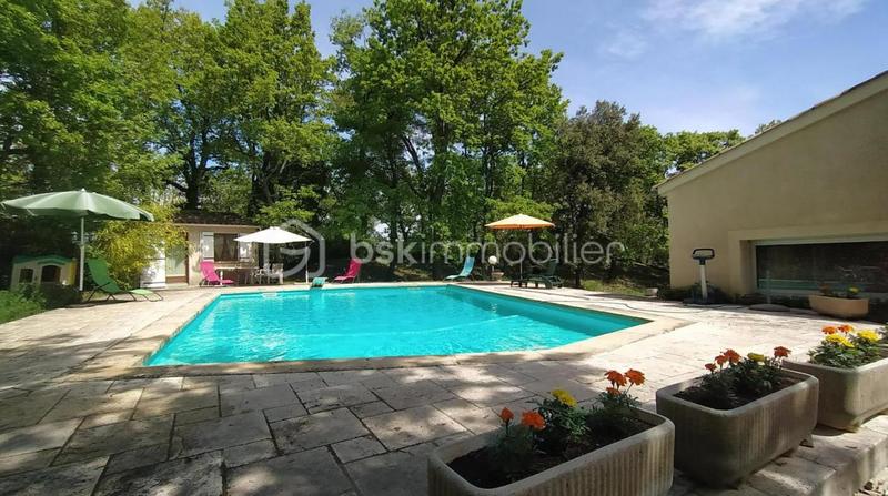 Maison - 250 m² - 8 pièces