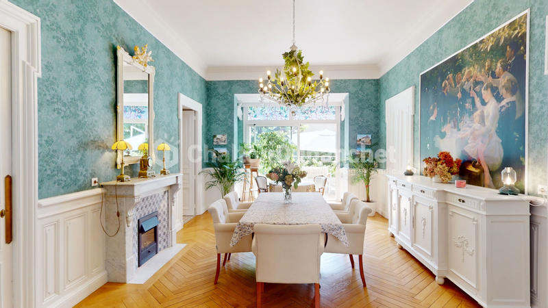 Demeure - 377 m² - 12 pièces