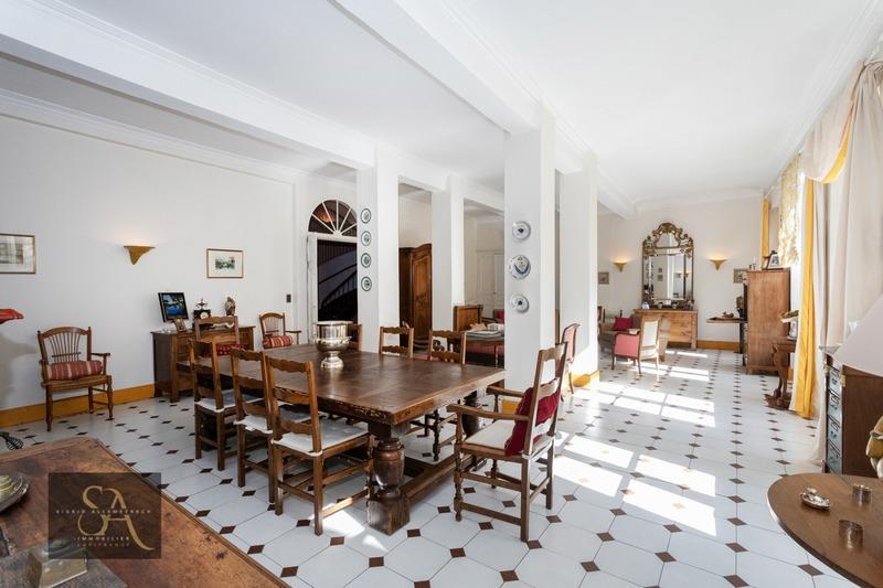 Maison - 460 m² - 13 pièces