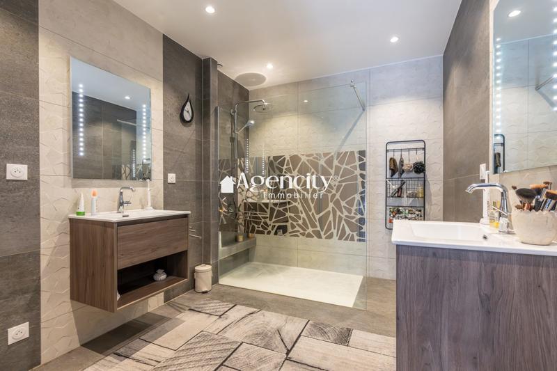 Maison - 200 m² - 8 pièces