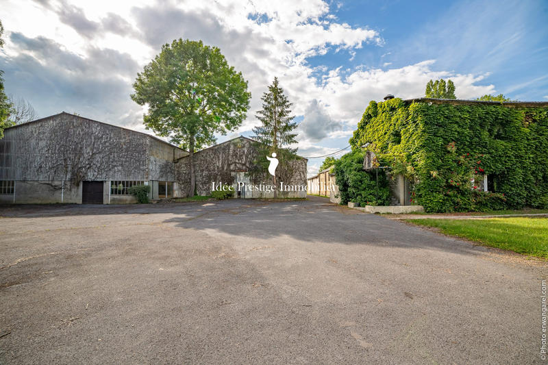 Maison - 2 426 m² - 80 pièces