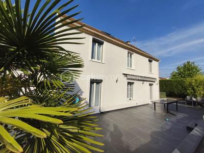 Maison traditionnelle - 251 m² - 7 pièces