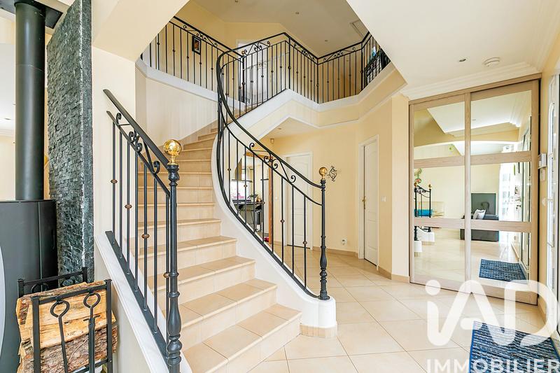 Maison - 213 m² - 7 pièces