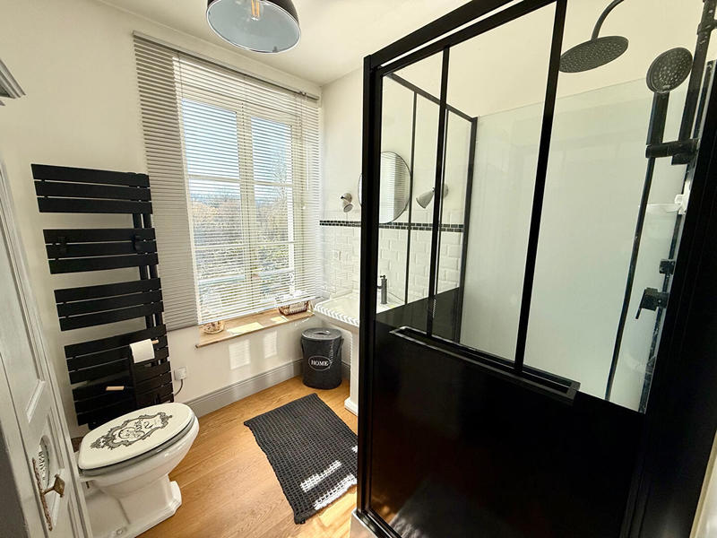 Maison - 250 m² - 8 pièces