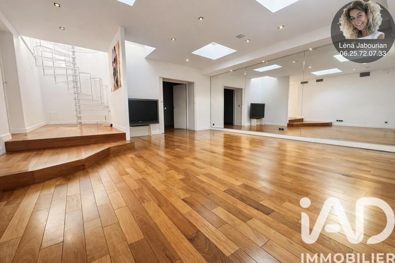 Maison - 1 079 m² - 11 pièces