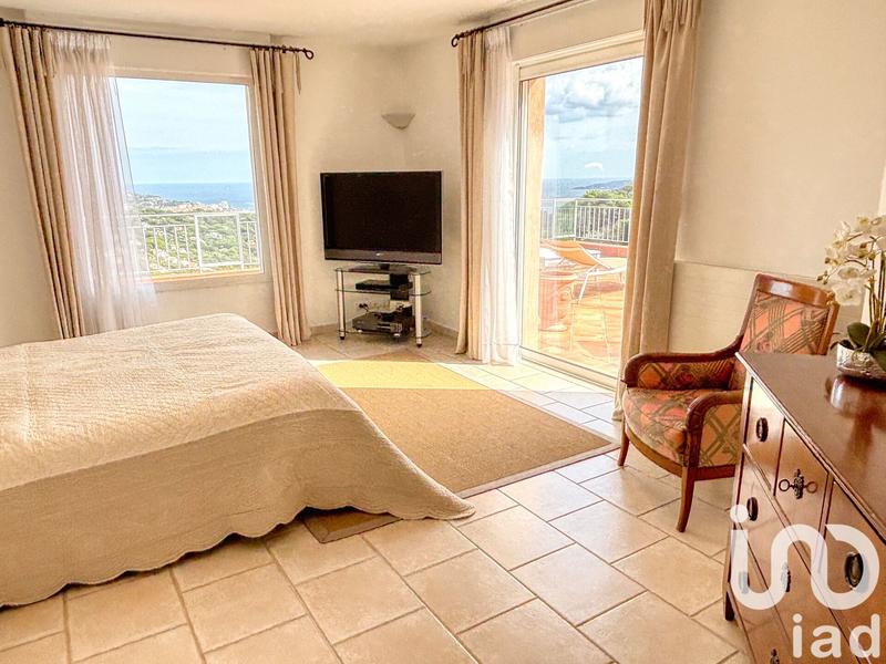 Maison - 245 m² - 8 pièces