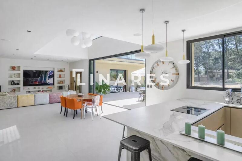 Maison - 240 m² - 5 pièces