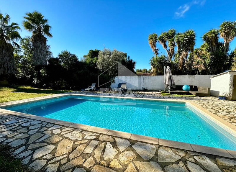 Maison - 235 m² - 8 pièces