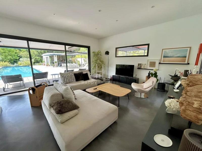 Propriété - 260 m² - 7 pièces