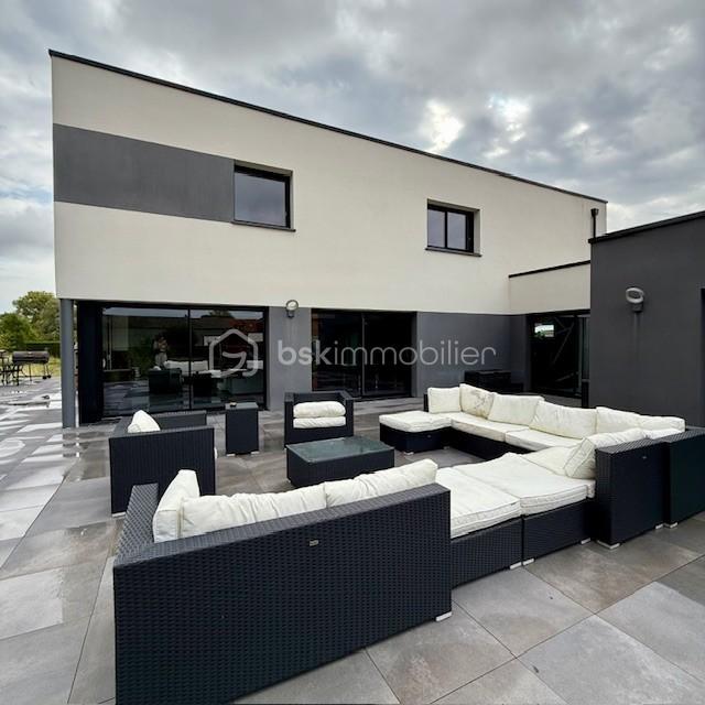 Maison - 330 m² - 8 pièces