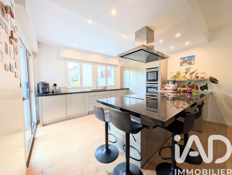 Maison - 213 m² - 8 pièces