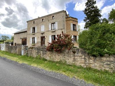 Maison - 235 m² - 9 pièces