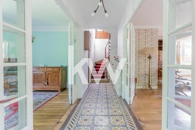 Maison - 256 m² - 9 pièces