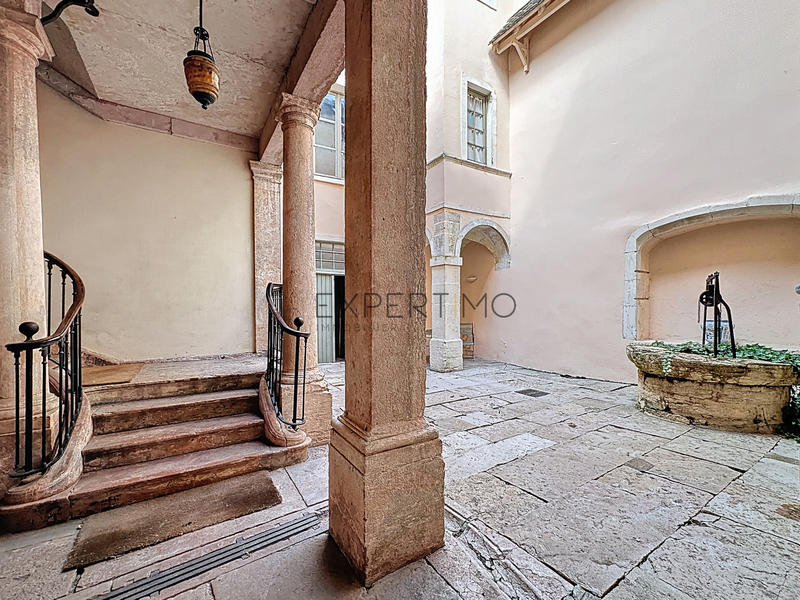 Maison - 255 m² - 8 pièces