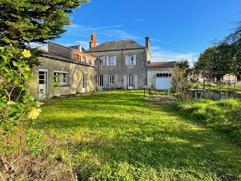 Maison - 239 m² - 8 pièces