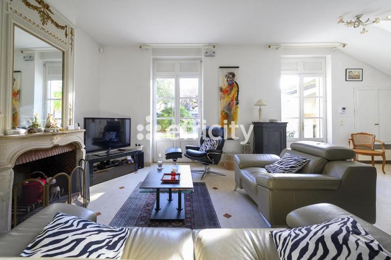 Maison - 223 m² - 9 pièces