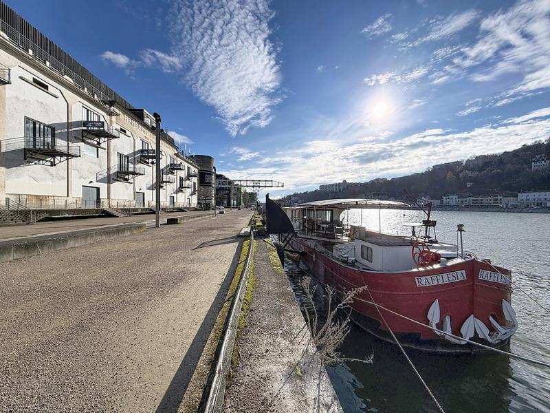 Péniche - 180 m² - 7 pièces