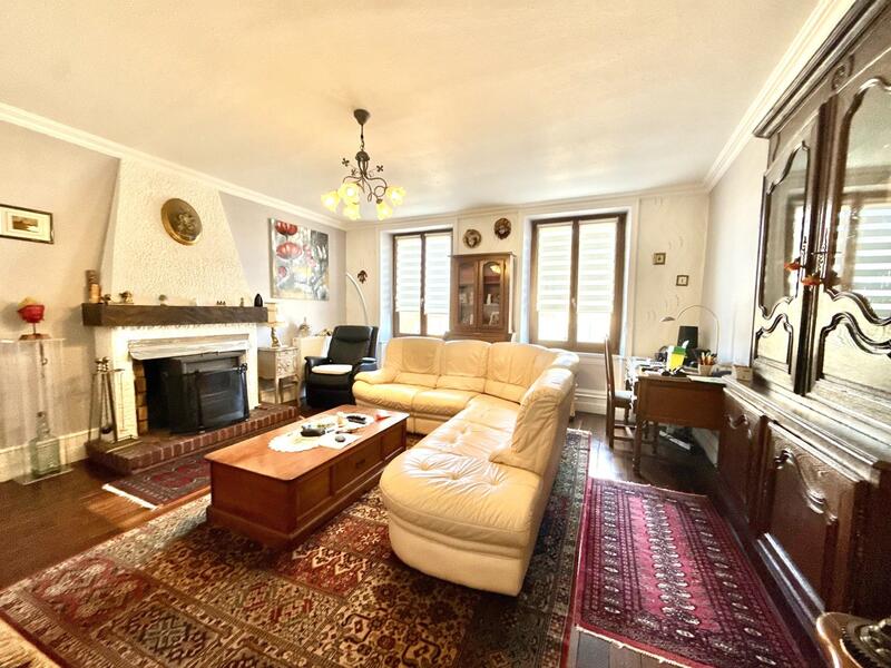 Maison - 237 m² - 8 pièces