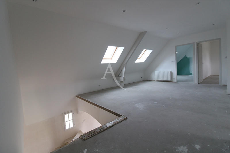 Maison - 270 m² - 10 pièces