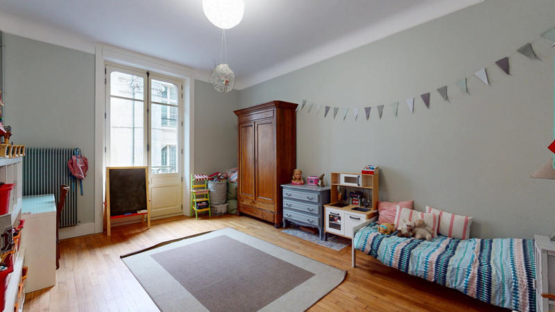 Appartement - 218 m² - 9 pièces