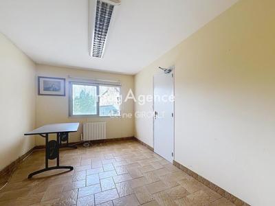 Local commercial - 1 044 m² - 10 pièces