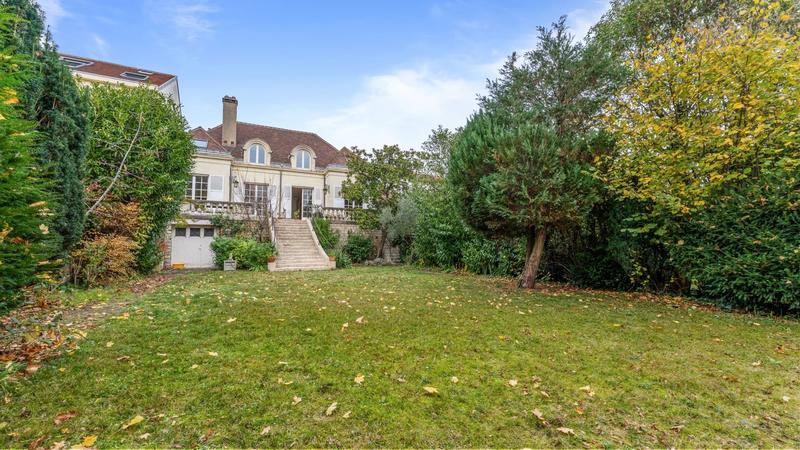 Maison - 330 m² - 9 pièces