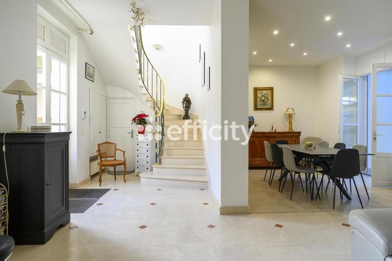 Maison - 223 m² - 9 pièces