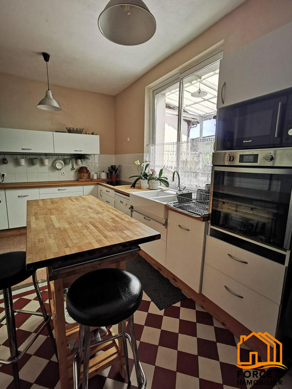 Maison - 250 m² - 11 pièces