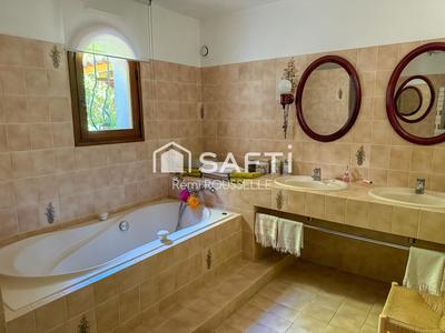 Maison - 180 m² - 8 pièces