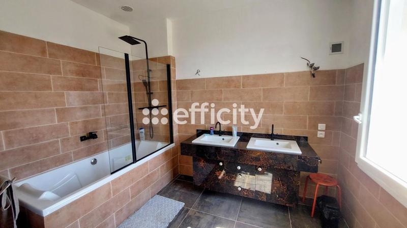 Demeure - 256 m² - 9 pièces