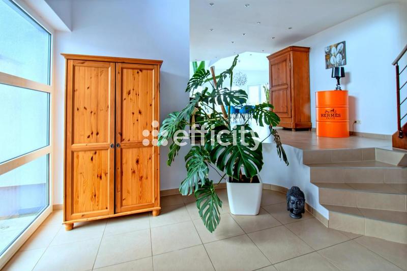 Maison - 214 m² - 8 pièces