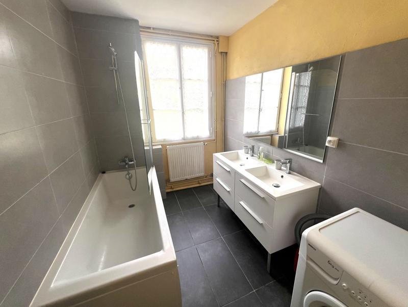 Maison traditionnelle - 131 m² - 8 pièces