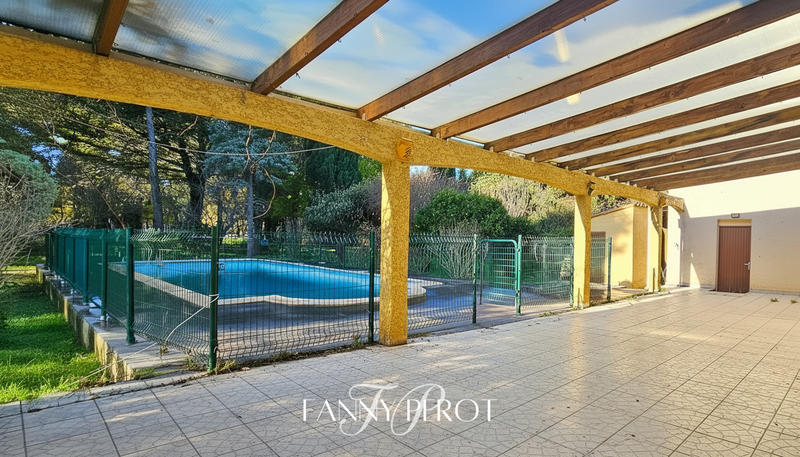 Maison - 220 m² - 8 pièces