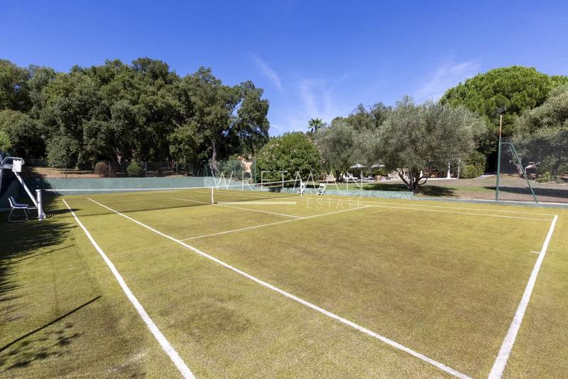 Maison - 237 m² - 8 pièces