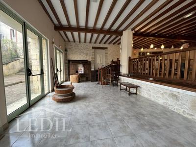 Local commercial - 710 m² - 1 pièce