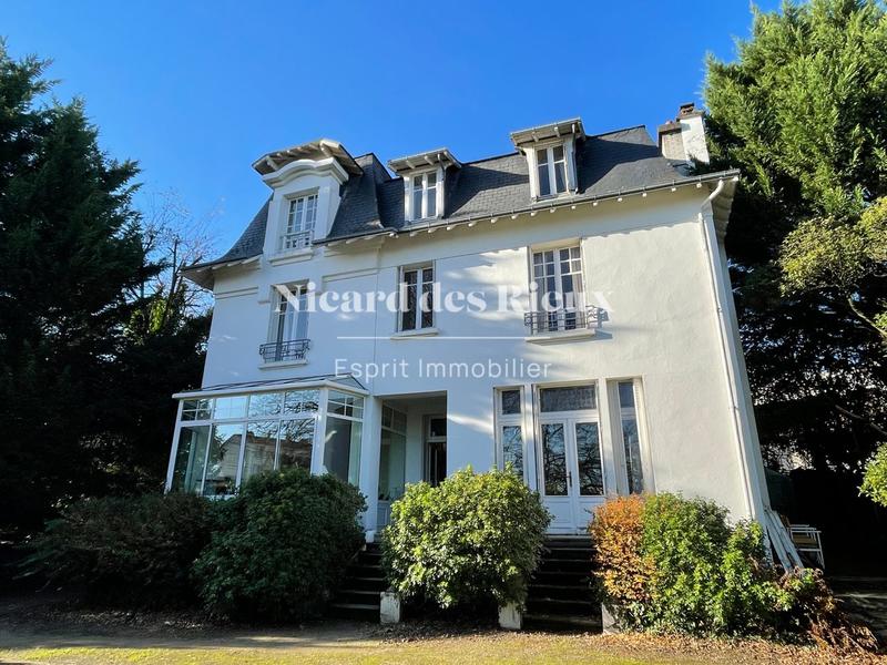 Maison - 236 m² - 10 pièces