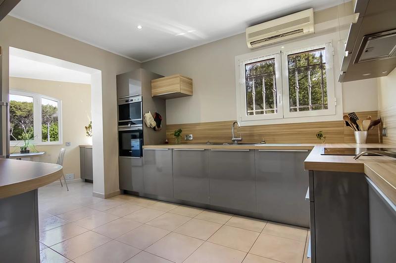 Maison - 238 m² - 9 pièces