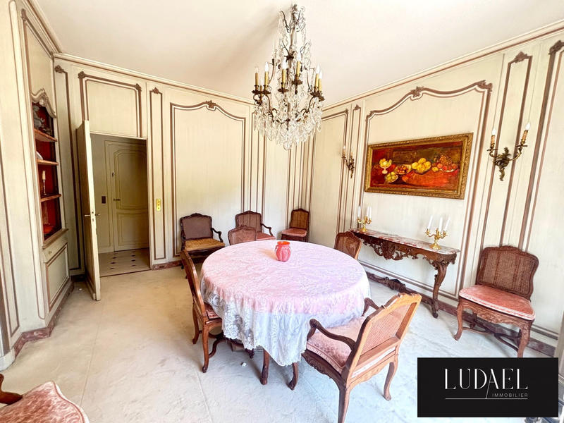 Maison - 300 m² - 11 pièces