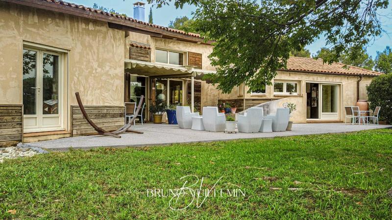 Villa - 326 m² - 10 pièces