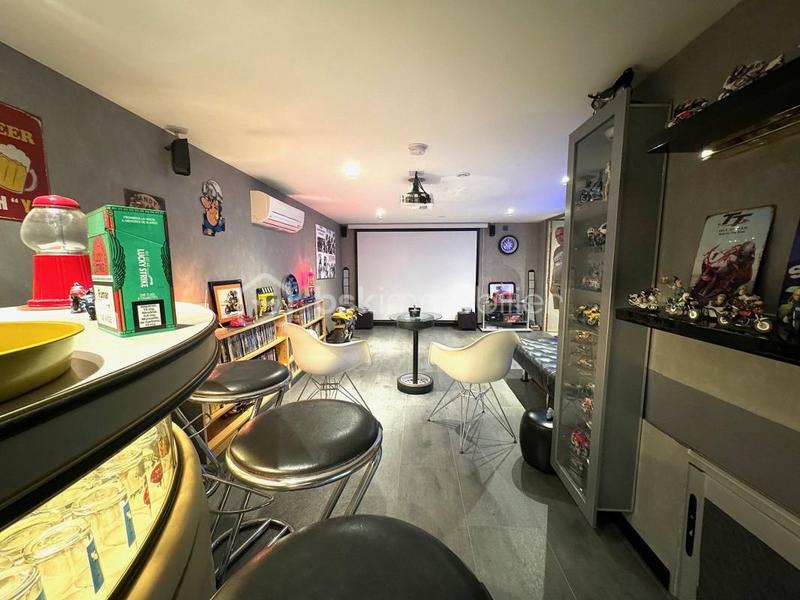 Villa - 232 m² - 8 pièces